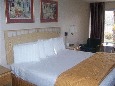 Cabot Lodge - Lake City Room photo
